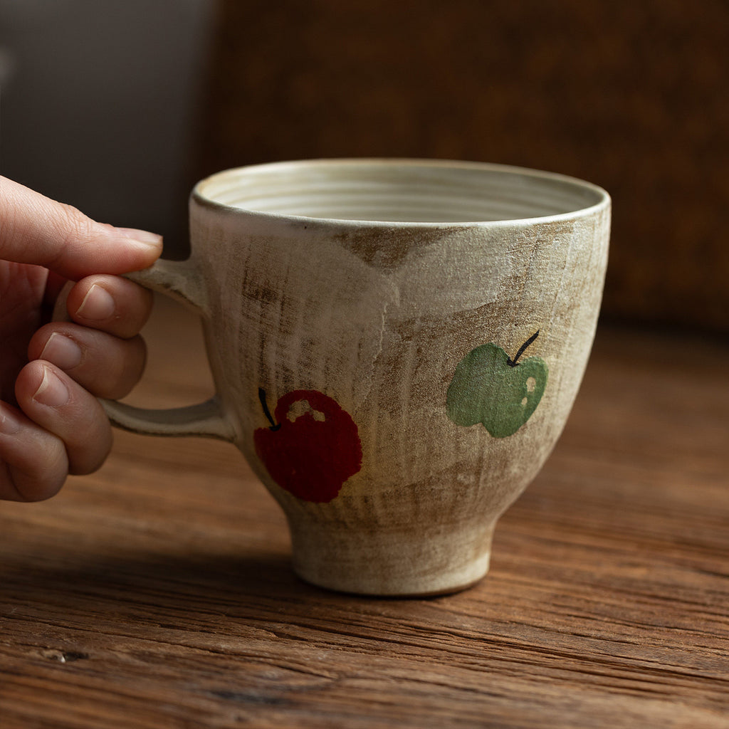 Japanese Retro Ceramic Mug | Hand-Painted Apple Design | 480ml Large Capacity Coffee Tea Cup